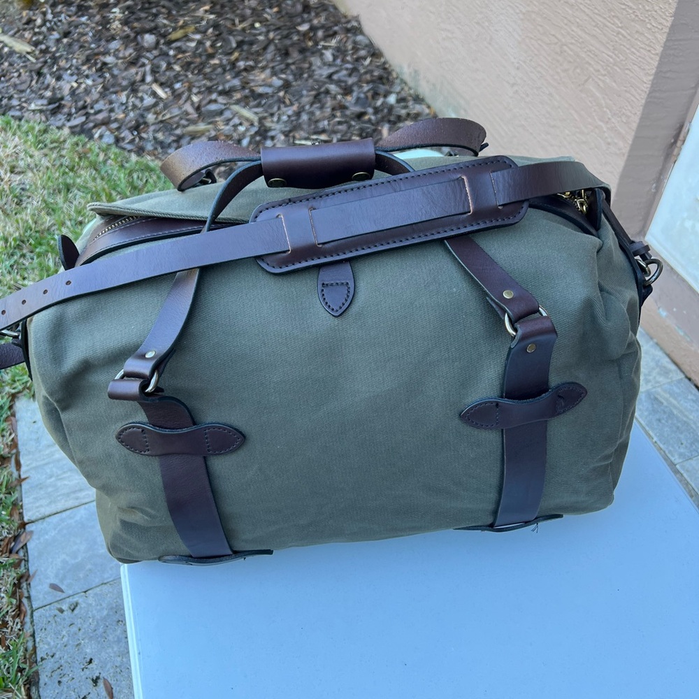 Filson Medium Duffle Bag maybe used 5 times USA Made. Olive Green